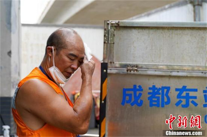 Sichuan : un transporteur de déchets de gare en pleine canicule à Chengdu