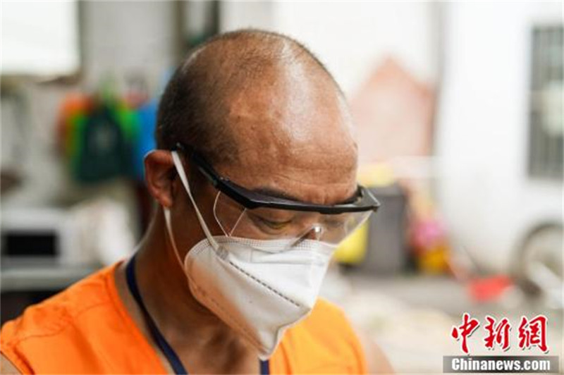 Sichuan : un transporteur de déchets de gare en pleine canicule à Chengdu