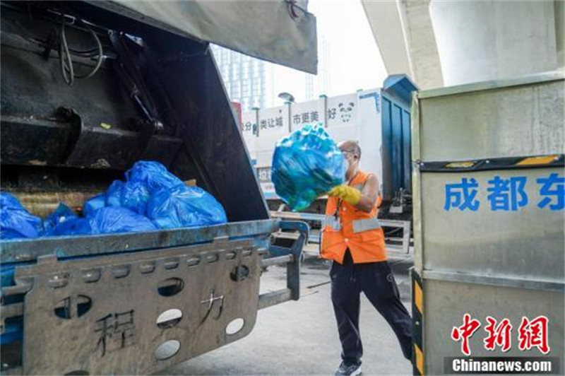 Sichuan : un transporteur de déchets de gare en pleine canicule à Chengdu