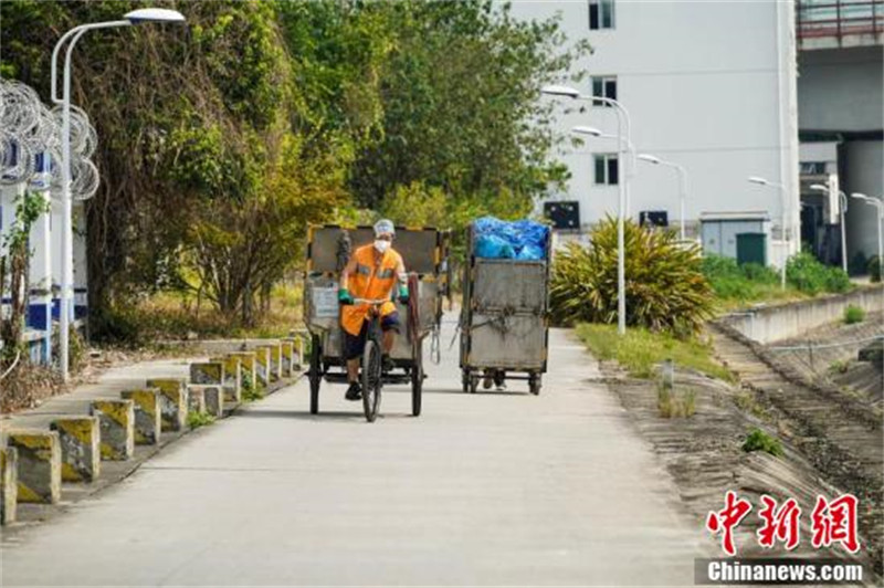 Sichuan : un transporteur de déchets de gare en pleine canicule à Chengdu