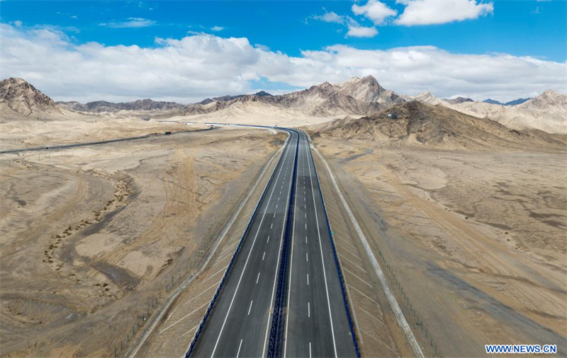 Mise en service d'une nouvelle autoroute au Xinjiang pour stimuler son développement économique de haute qualité