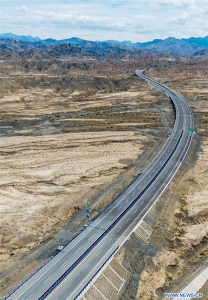 Mise en service d'une nouvelle autoroute au Xinjiang pour stimuler son développement économique de haute qualité