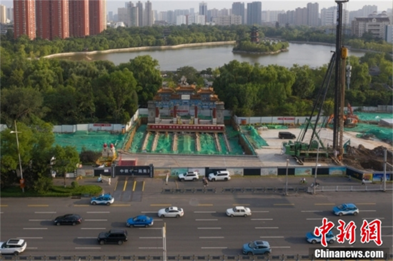 Taiyuan : la porte nord du Parc Yingze de 600 tonnes déplacée pour faire place au métro