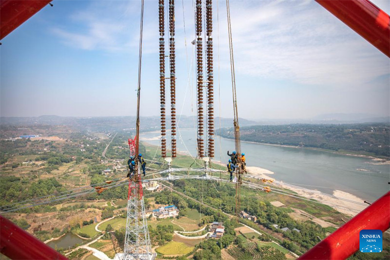 Fin de l'opération de cablage sur le fleuve Yangtsé du projet de ligne de transmission Baihetan-Zhejiang