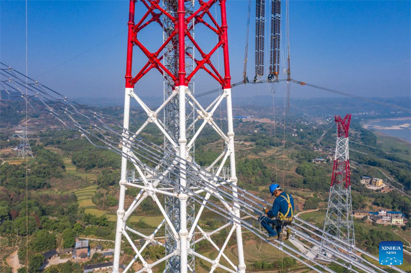 Fin de l'opération de cablage sur le fleuve Yangtsé du projet de ligne de transmission Baihetan-Zhejiang