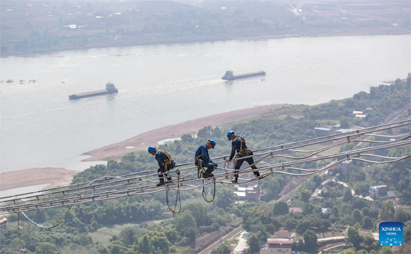 Fin de l'opération de cablage sur le fleuve Yangtsé du projet de ligne de transmission Baihetan-Zhejiang