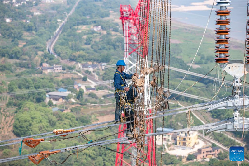 Fin de l'opération de cablage sur le fleuve Yangtsé du projet de ligne de transmission Baihetan-Zhejiang