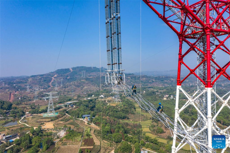 Fin de l'opération de cablage sur le fleuve Yangtsé du projet de ligne de transmission Baihetan-Zhejiang