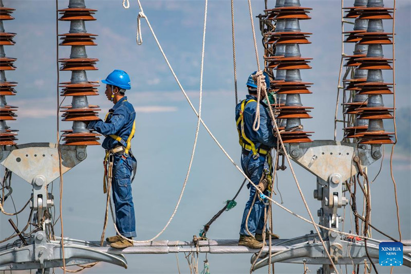 Fin de l'opération de cablage sur le fleuve Yangtsé du projet de ligne de transmission Baihetan-Zhejiang