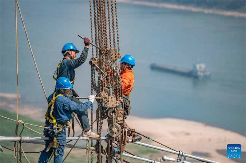 Fin de l'opération de cablage sur le fleuve Yangtsé du projet de ligne de transmission Baihetan-Zhejiang