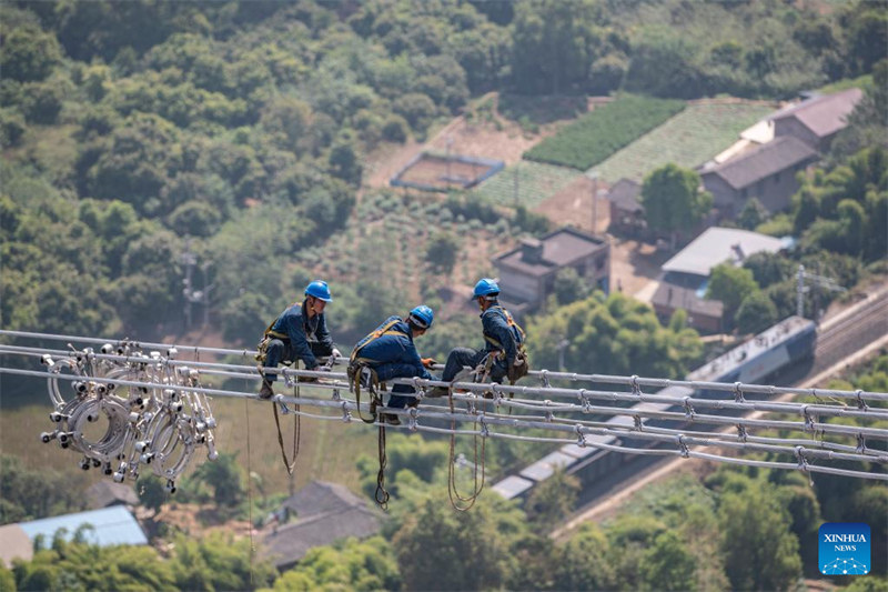 Fin de l'opération de cablage sur le fleuve Yangtsé du projet de ligne de transmission Baihetan-Zhejiang