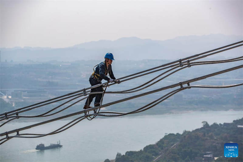 Fin de l'opération de cablage sur le fleuve Yangtsé du projet de ligne de transmission Baihetan-Zhejiang