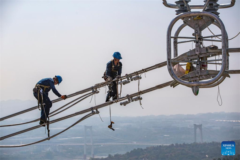 Fin de l'opération de cablage sur le fleuve Yangtsé du projet de ligne de transmission Baihetan-Zhejiang