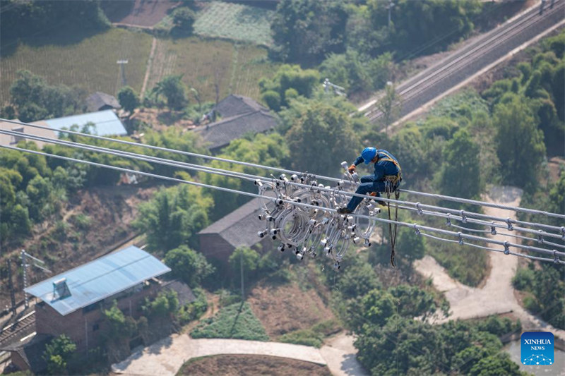 Fin de l'opération de cablage sur le fleuve Yangtsé du projet de ligne de transmission Baihetan-Zhejiang