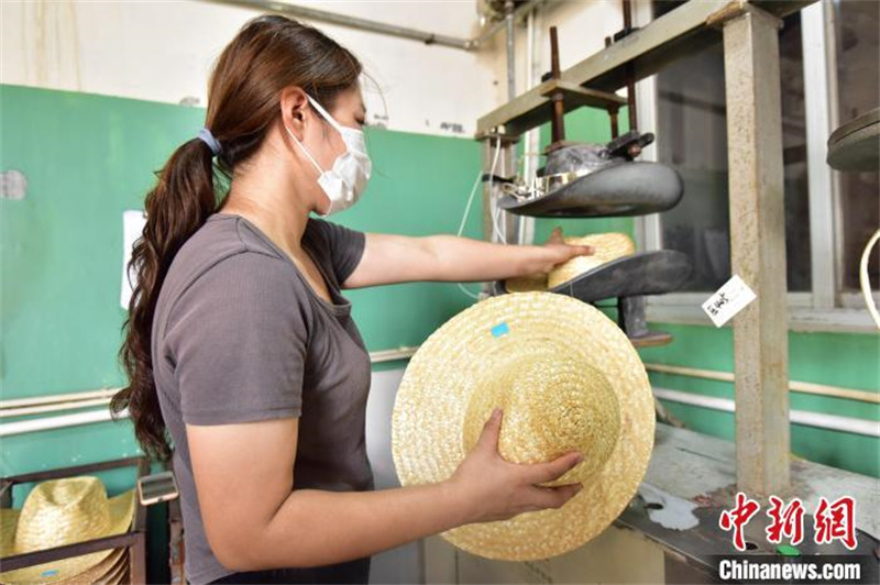 Hebei : des chapeaux de paille fabriqués dans un petit district se vendent très bien à l'étranger