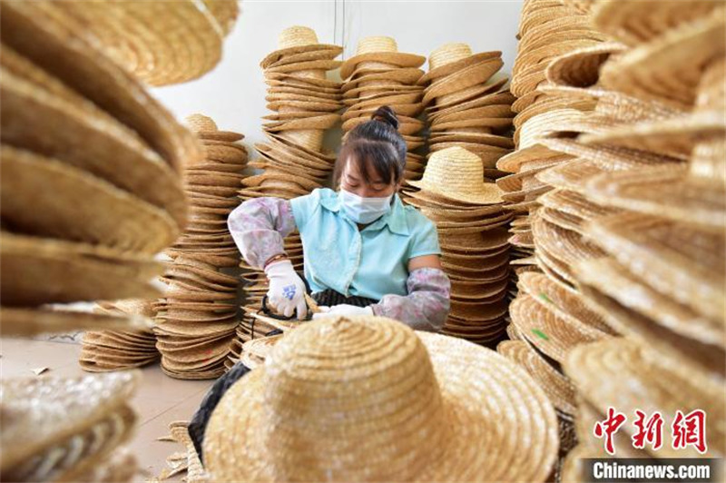 Hebei : des chapeaux de paille fabriqués dans un petit district se vendent très bien à l'étranger