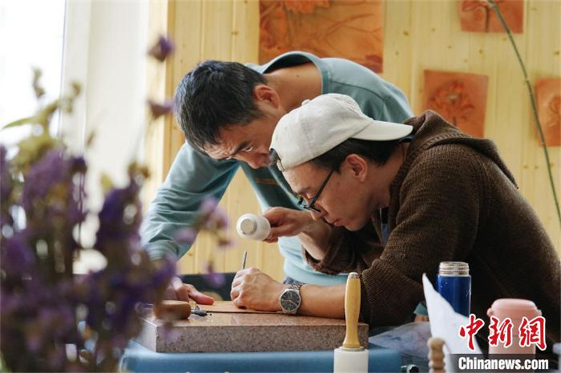 Un sculpteur sur cuir de la province du Qinghai aide les personnes handicapées à trouver un emploi