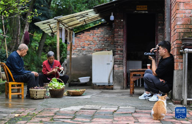 Shaanxi : un jeune homme de la génération post-90 enregistre le ? go?t de la famille ? chez ses grands-parents