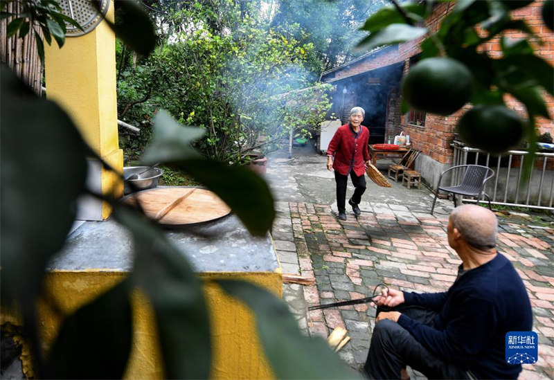 Shaanxi : un jeune homme de la génération post-90 enregistre le ? go?t de la famille ? chez ses grands-parents