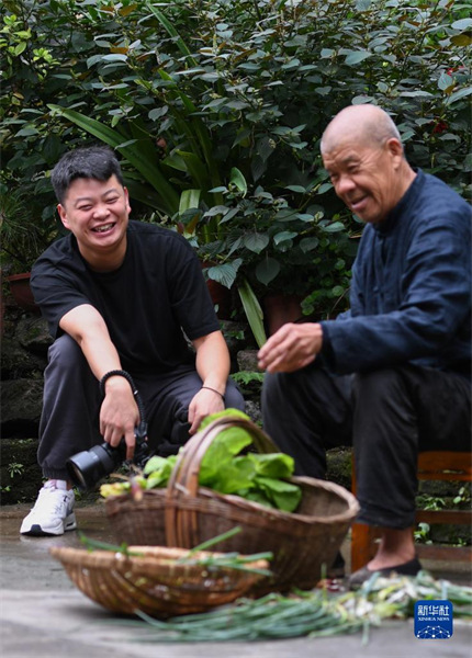 Shaanxi : un jeune homme de la génération post-90 enregistre le ? go?t de la famille ? chez ses grands-parents