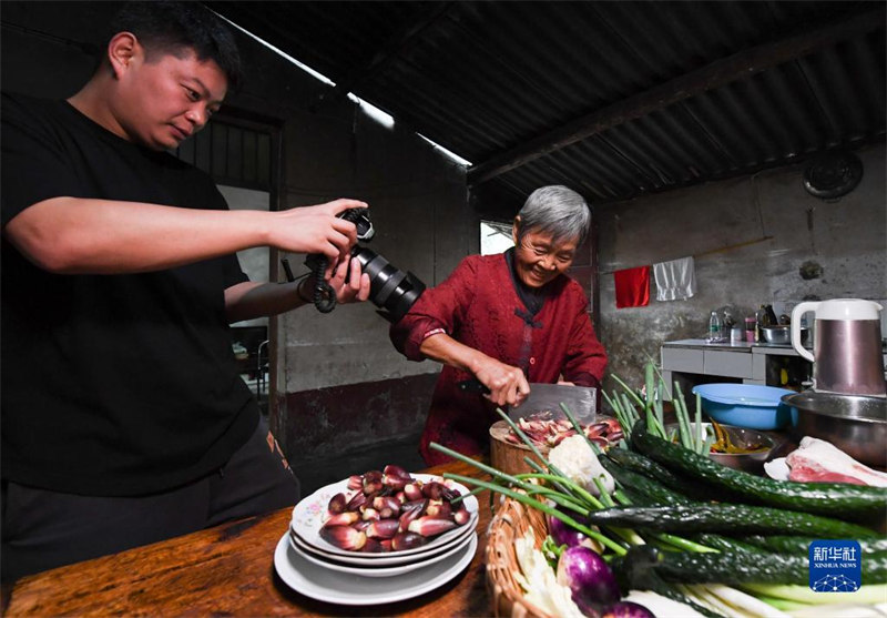 Shaanxi : un jeune homme de la génération post-90 enregistre le ? go?t de la famille ? chez ses grands-parents