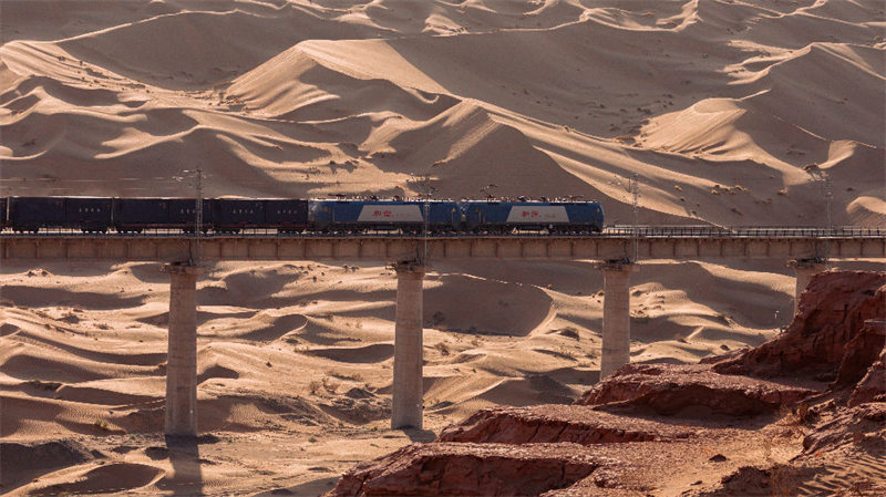 Dans le Gansu, un ? train mystérieux ? traverse des régions dépeuplées avec seulement une personne dans chaque wagon