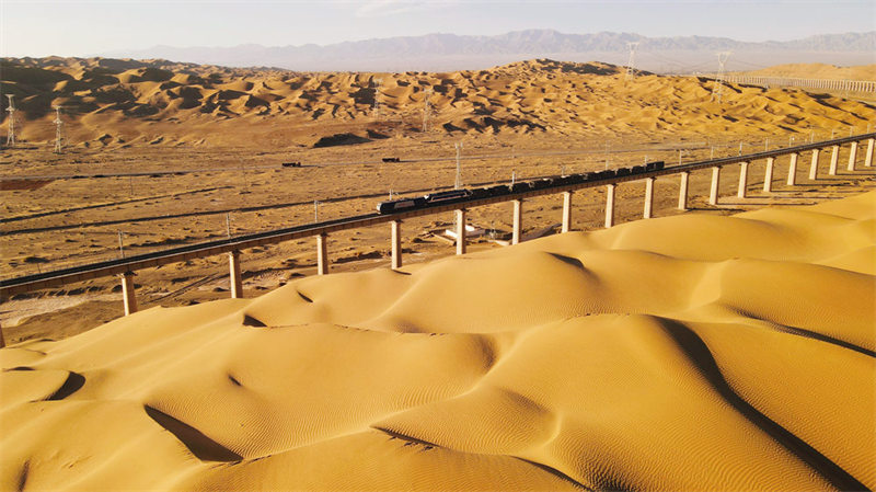 Dans le Gansu, un ? train mystérieux ? traverse des régions dépeuplées avec seulement une personne dans chaque wagon