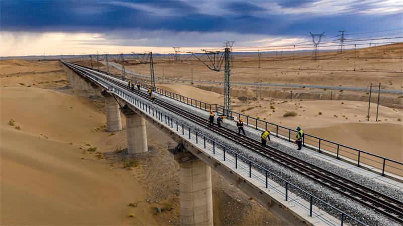 Dans le Gansu, un ? train mystérieux ? traverse des régions dépeuplées avec seulement une personne dans chaque wagon