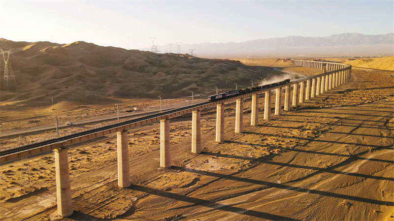 Dans le Gansu, un ? train mystérieux ? traverse des régions dépeuplées avec seulement une personne dans chaque wagon