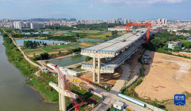 L'autoroute à double niveau en construction à Dongguan, pour l'économie de ressources des terres 