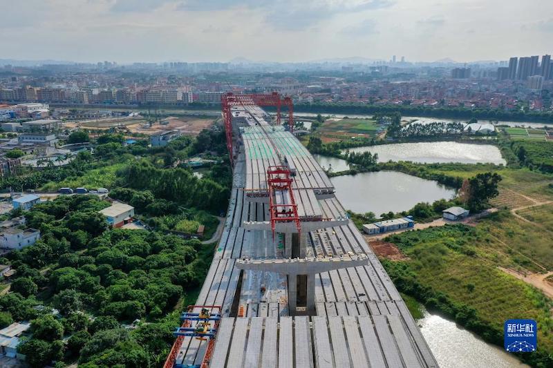 L'autoroute à double niveau en construction à Dongguan, pour l'économie de ressources des terres 