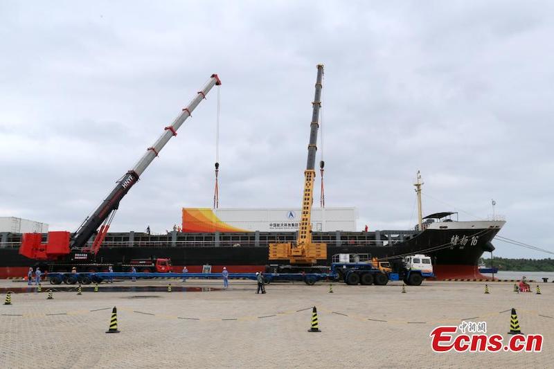 La fusée porteuse Longue Marche-7 Y6 arrive au centre de lancement d'engins spatiaux de Wenchang