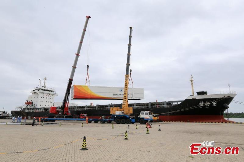 La fusée porteuse Longue Marche-7 Y6 arrive au centre de lancement d'engins spatiaux de Wenchang