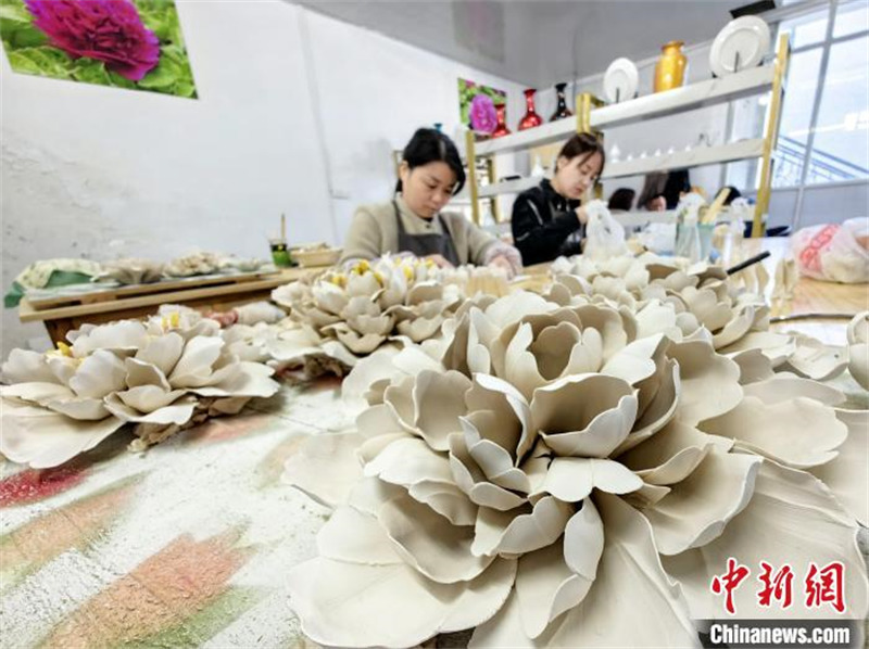 Shandong : les pivoines fleurissent sur la porcelaine à Heze, ville de la pivoine