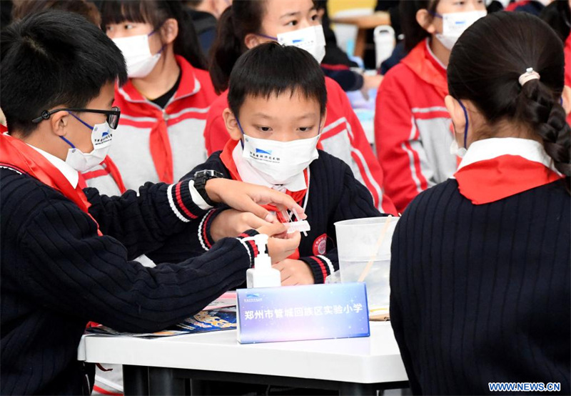 Les astronautes chinois donnent un cours depuis le module laboratoire de la station spatiale