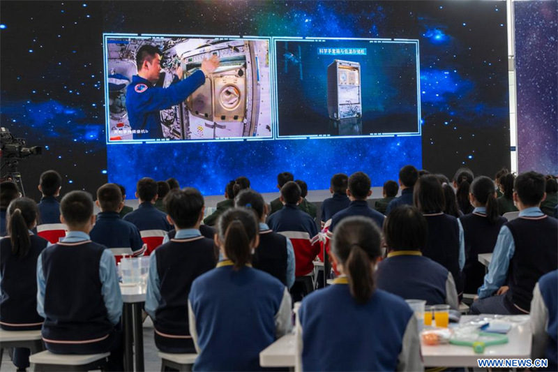 Les astronautes chinois donnent un cours depuis le module laboratoire de la station spatiale