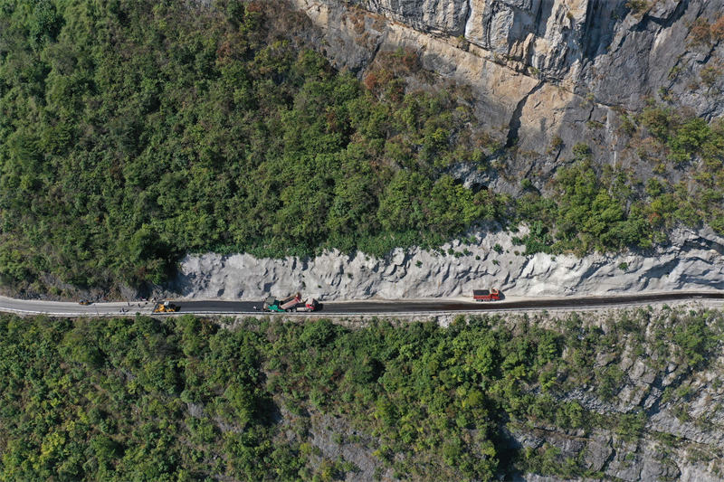 Chongqing : réparer la route sur la falaise pour dégager la route vers la richesse