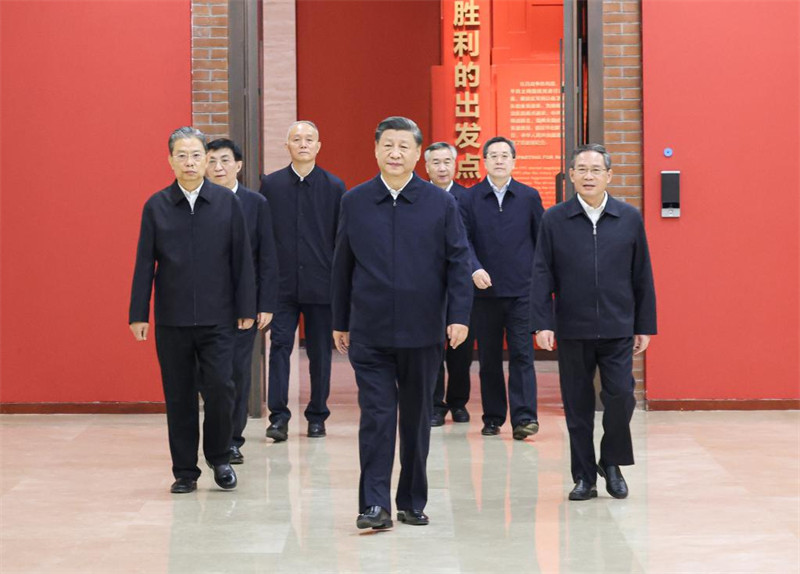 Xi Jinping conduit la direction du PCC pour visiter une ancienne base révolutionnaire