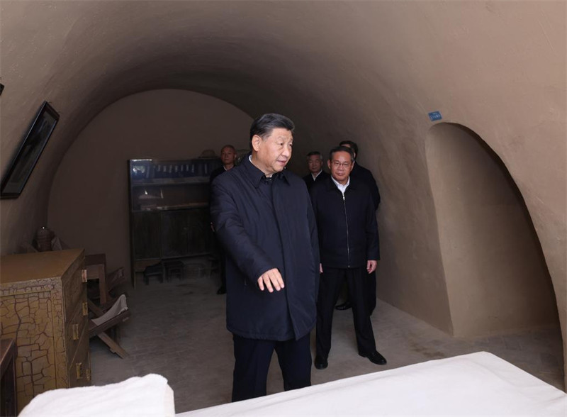 Xi Jinping conduit la direction du PCC pour visiter une ancienne base révolutionnaire