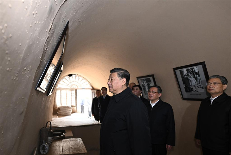 Xi Jinping conduit la direction du PCC pour visiter une ancienne base révolutionnaire