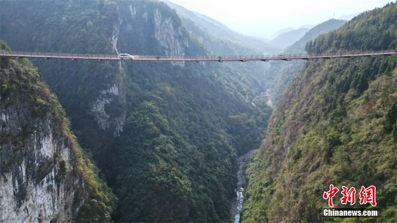 Le pont suspendu de 300 m de haut de Chongqing est en construction