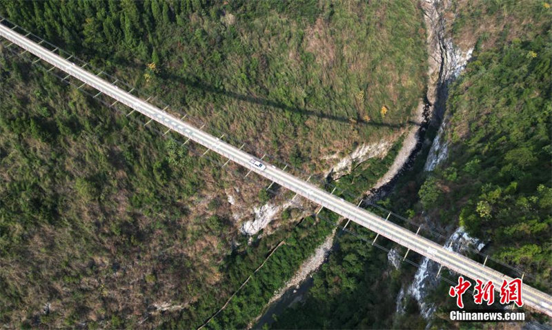 Le pont suspendu de 300 m de haut de Chongqing est en construction