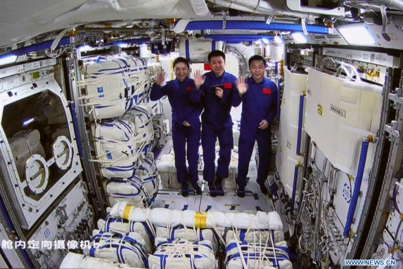 Les astronautes de Shenzhou-14 pénètrent dans le module laboratoire Mengtian