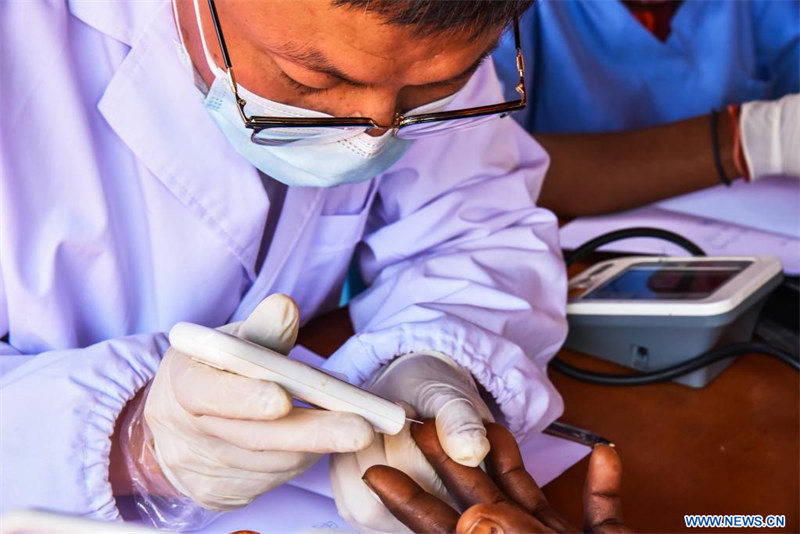 Cameroun : une équipe médicale chinoise fournit des services médicaux gratuits à l'Ouest 