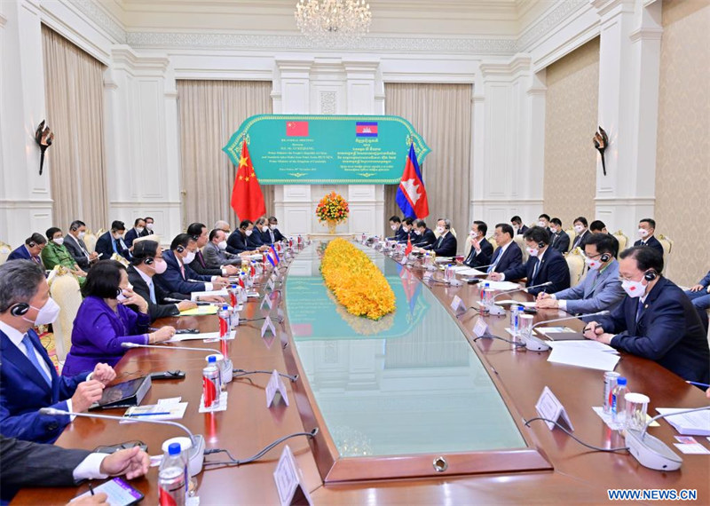 Le Premier ministre chinois discute du renforcement de la coopération bilatérale avec son homologue cambodgien