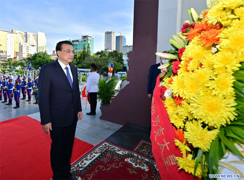 Le Premier ministre chinois discute du renforcement de la coopération bilatérale avec son homologue cambodgien