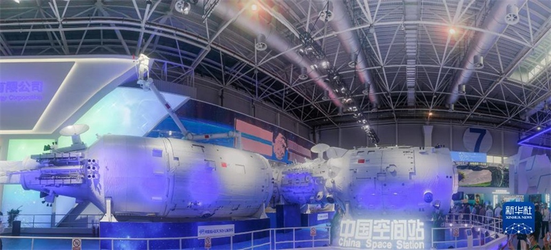 Une reproduction à l'échelle de la station spatiale chinoise présentée pour la première fois au Salon de l'aviation de Zhuhai 2022 