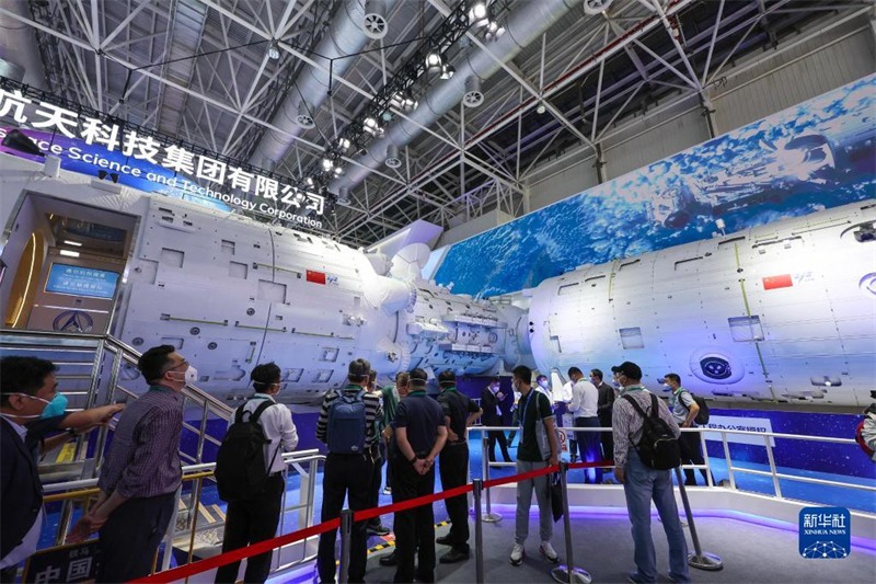 Une reproduction à l'échelle de la station spatiale chinoise présentée pour la première fois au Salon de l'aviation de Zhuhai 2022 