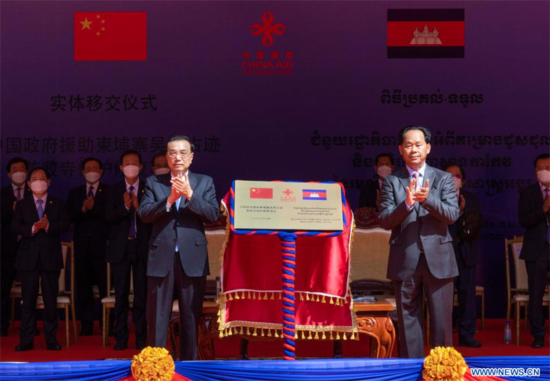 Le PM chinois visite une exposition sur les échanges sino-cambodgiens autour du patrimoine culturel et assiste à une cérémonie de remise