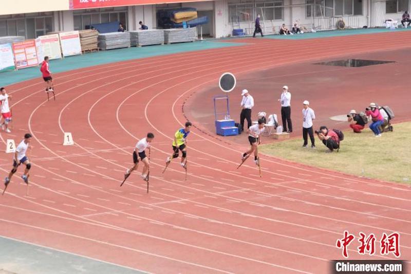 Guangxi : les athlètes courent avec des échasses lors d'une course spéciale